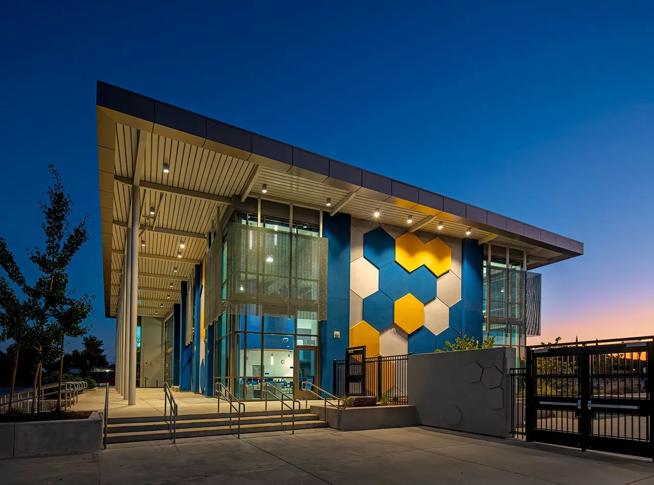 Del Campo Science Center, Nacht & Lewis Architects, XL Construction, Kitchell &  Degenkolb Structural Engineers | photograph by Ed Asmus