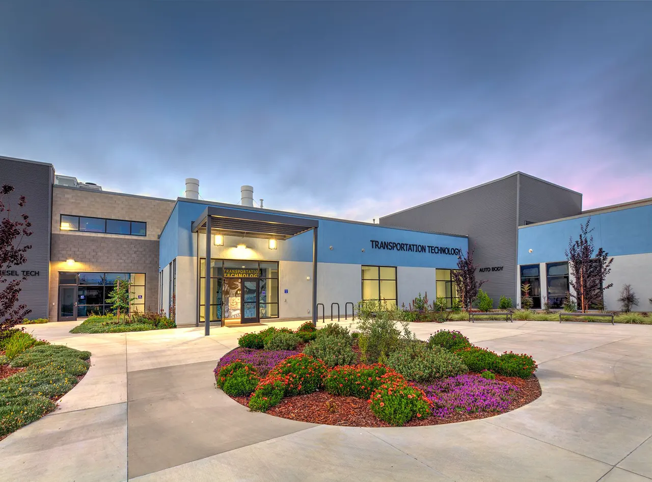 College of Alameda, CA. Transportation Technology Center, JKAE Architects, Alten Construction, Buehler Engineering | photograph by Ed Asmus