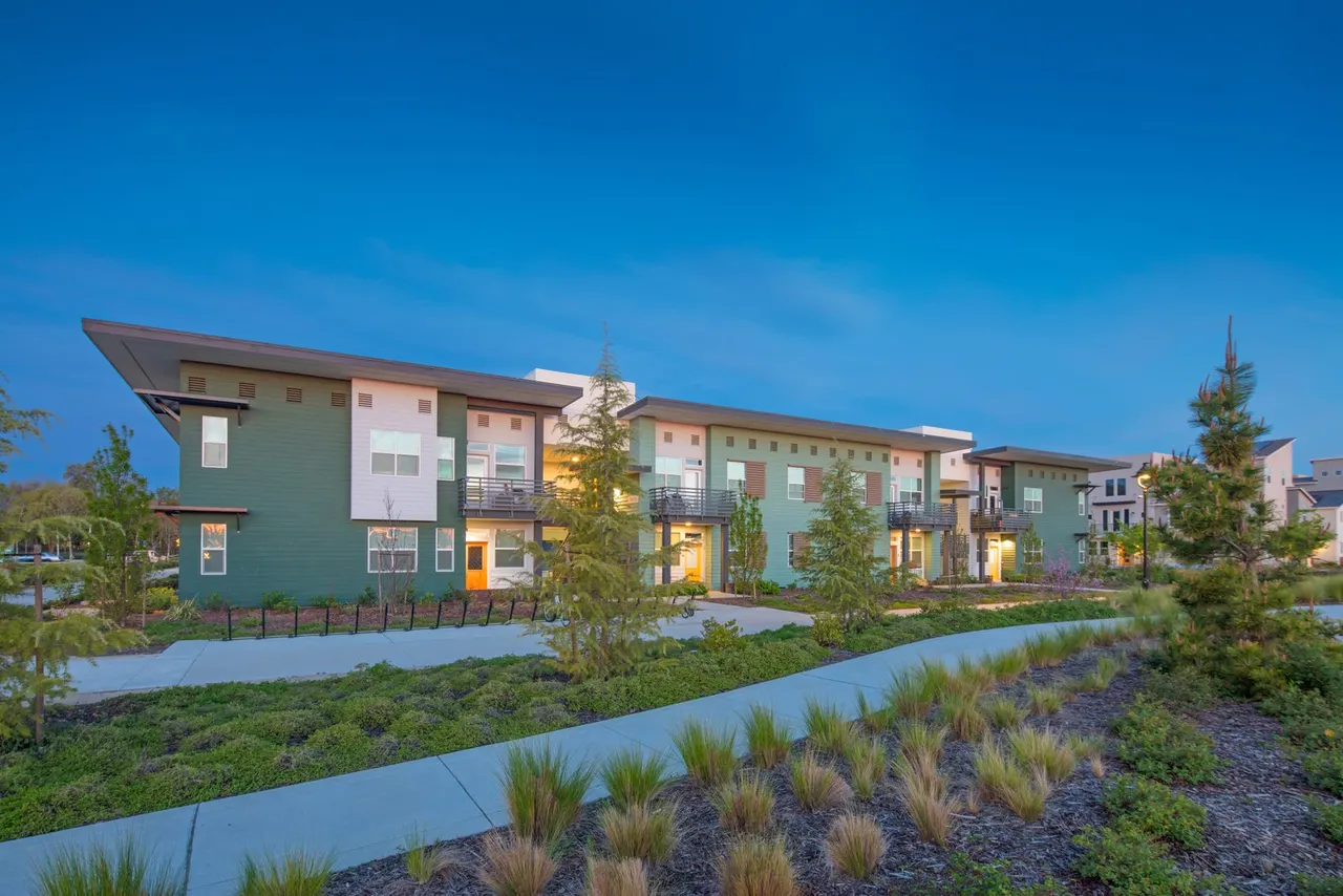 Barlett Commons, Davis, CA. Mogavero Architects Gold Nugget Award | photograph by Ed Asmus