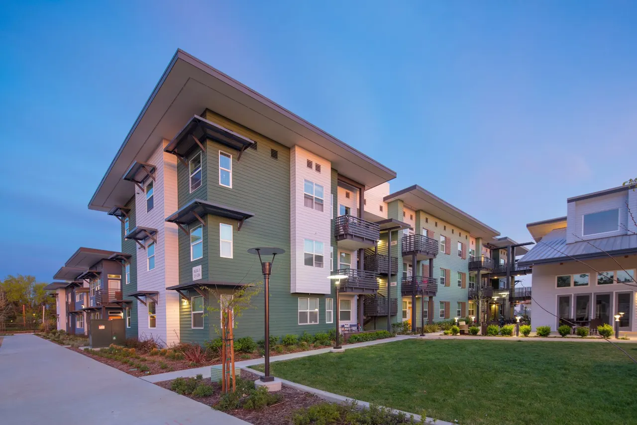 Bartlett Commons, Davis, CA | photograph by Ed Asmus