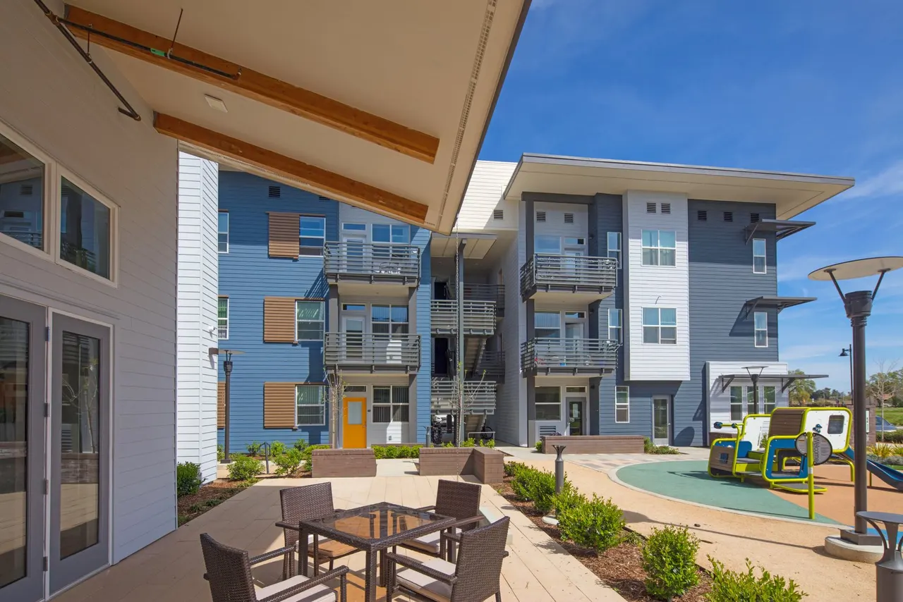 Barlett Commons, Davis, CA. Mogavero Architects Gold Nugget Award | photograph by Ed Asmus