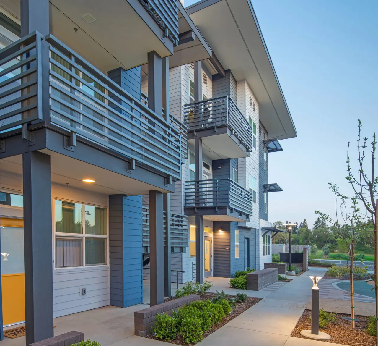 Barlett Commons, Davis, CA. Mogavero Architects Gold Nugget Award | photograph by Ed Asmus
