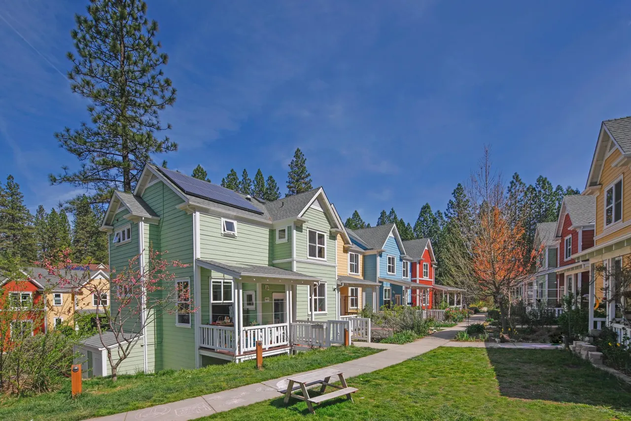 Co-Housing, Nevada City, CA. McCamant & Durrett Architects | photograph by Ed Asmus