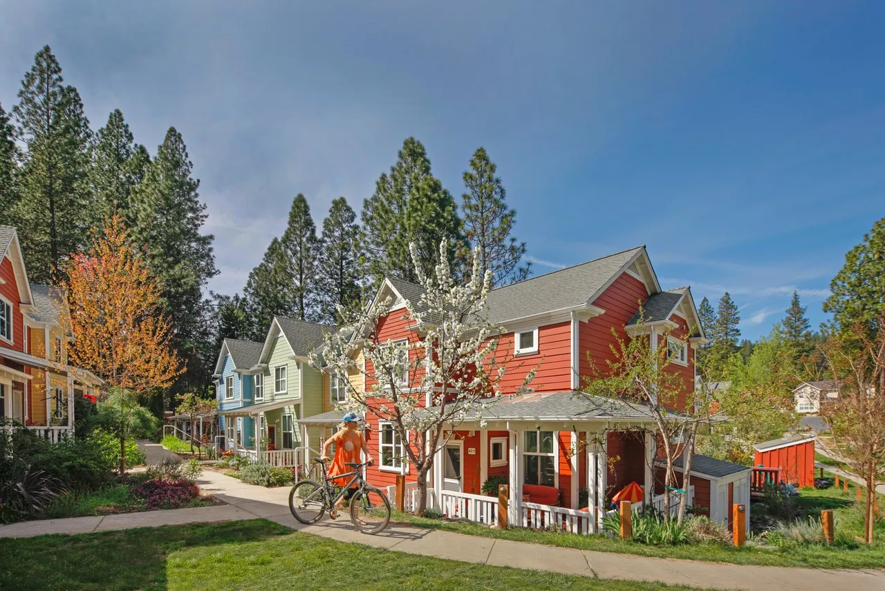 Co-Housing, Nevada City, CA. McCamant & Durrett Architects | photograph by Ed Asmus