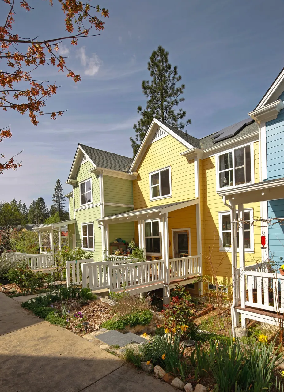 Co-Housing, Nevada City, CA. McCamant & Durrett Architects | photograph by Ed Asmus