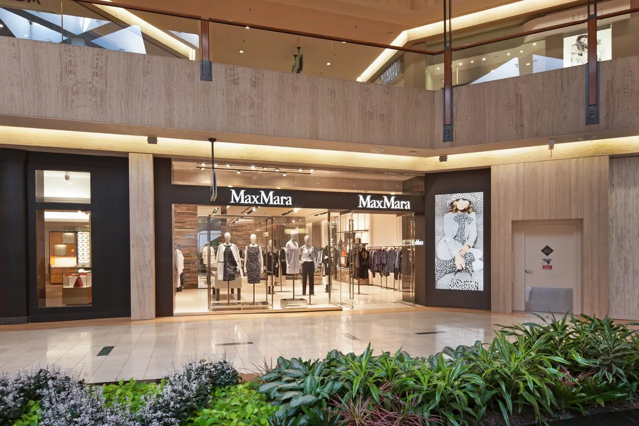 Northbrook Mall, Chicago, IL | photograph by Ed Asmus