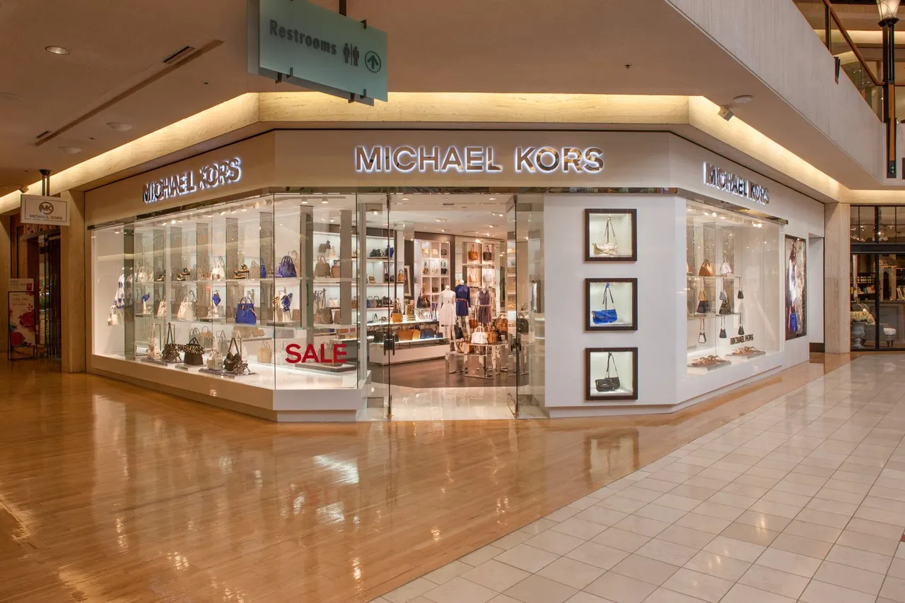 Northbrook Mall, Chicago, IL | photograph by Ed Asmus