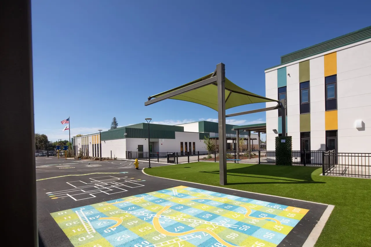 Oak Ridge Elementary School, Sacramento, CA | photograph by Ed Asmus