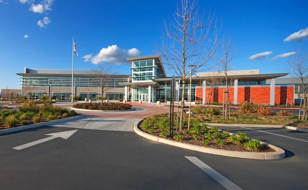 Sacramento Sewer District Offices, Sacramento, CA | photograph by Ed Asmus