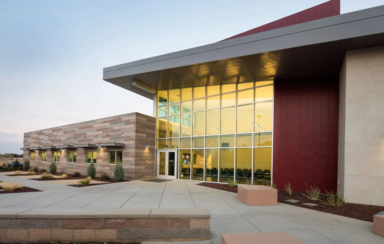 Stanislaus Day Reporting Center, Modesto, CA, LDA Partners & HOK. AIA Honor Award | photograph by Ed Asmus