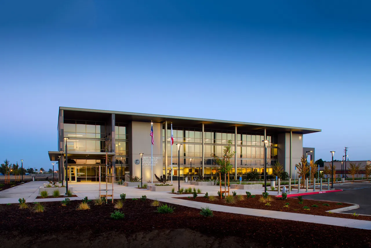 Robert M. Falasco Justice Center, Los Banos, CA. Williams + Paddon Architects | photograph by Ed Asmus
