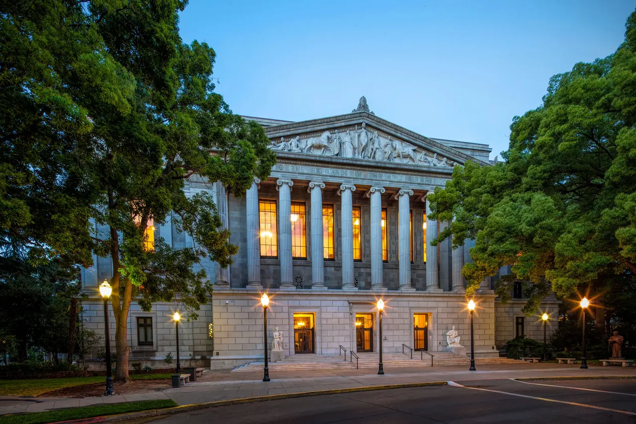 Stanley Mosk Library & Courts Building, Sacramento, CA. Carey & Company San Francisco, CA | photograph by Ed Asmus