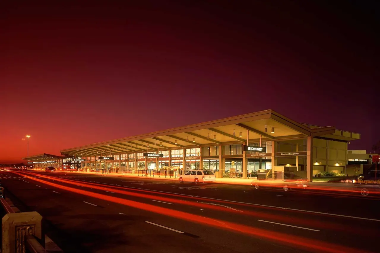 Sacramento Airport Terminal A, Sacramento, CaA | photograph by Ed Asmus