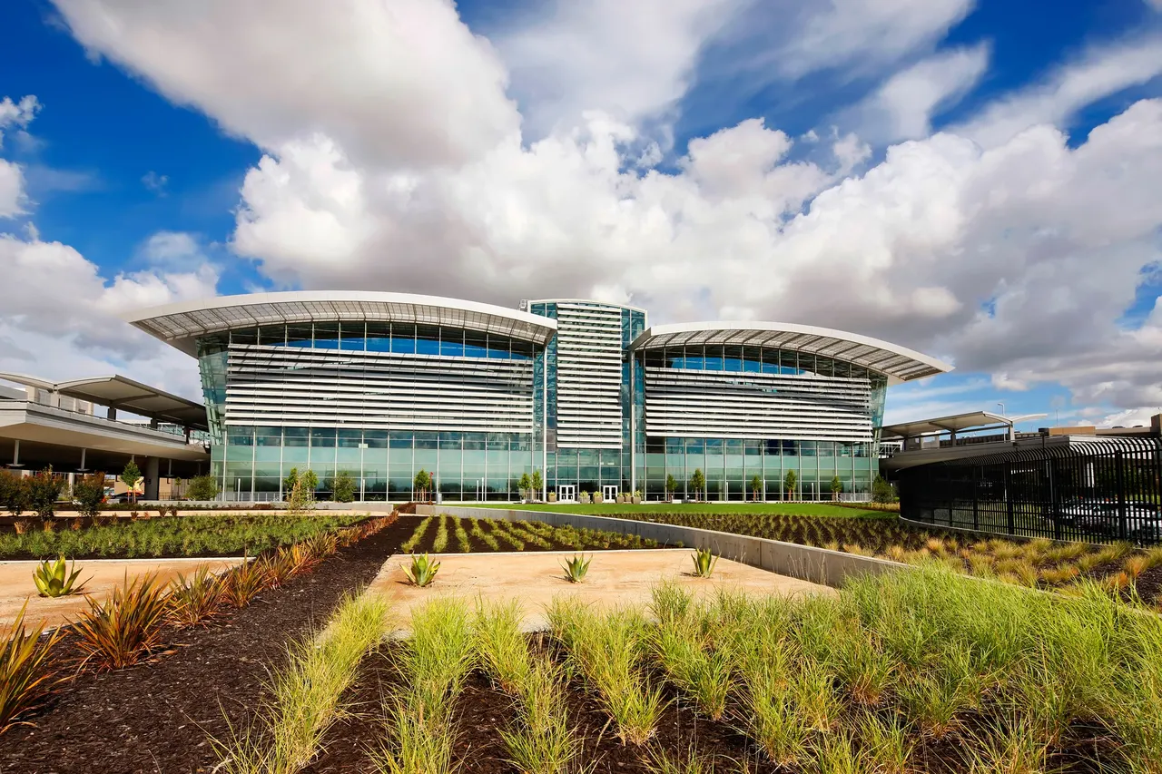 Sacramento International Airport, Sacramento, CA | photograph by Ed Asmus