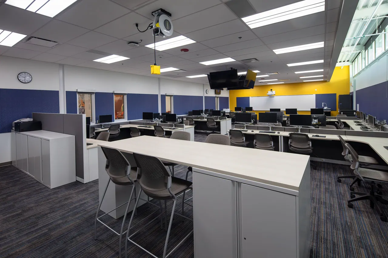 Del Campo Tech Center, Nacht & Lewis Architects, XL Construction, Kitchell &  Degenkolb Structural Engineers | photograph by Ed Asmus