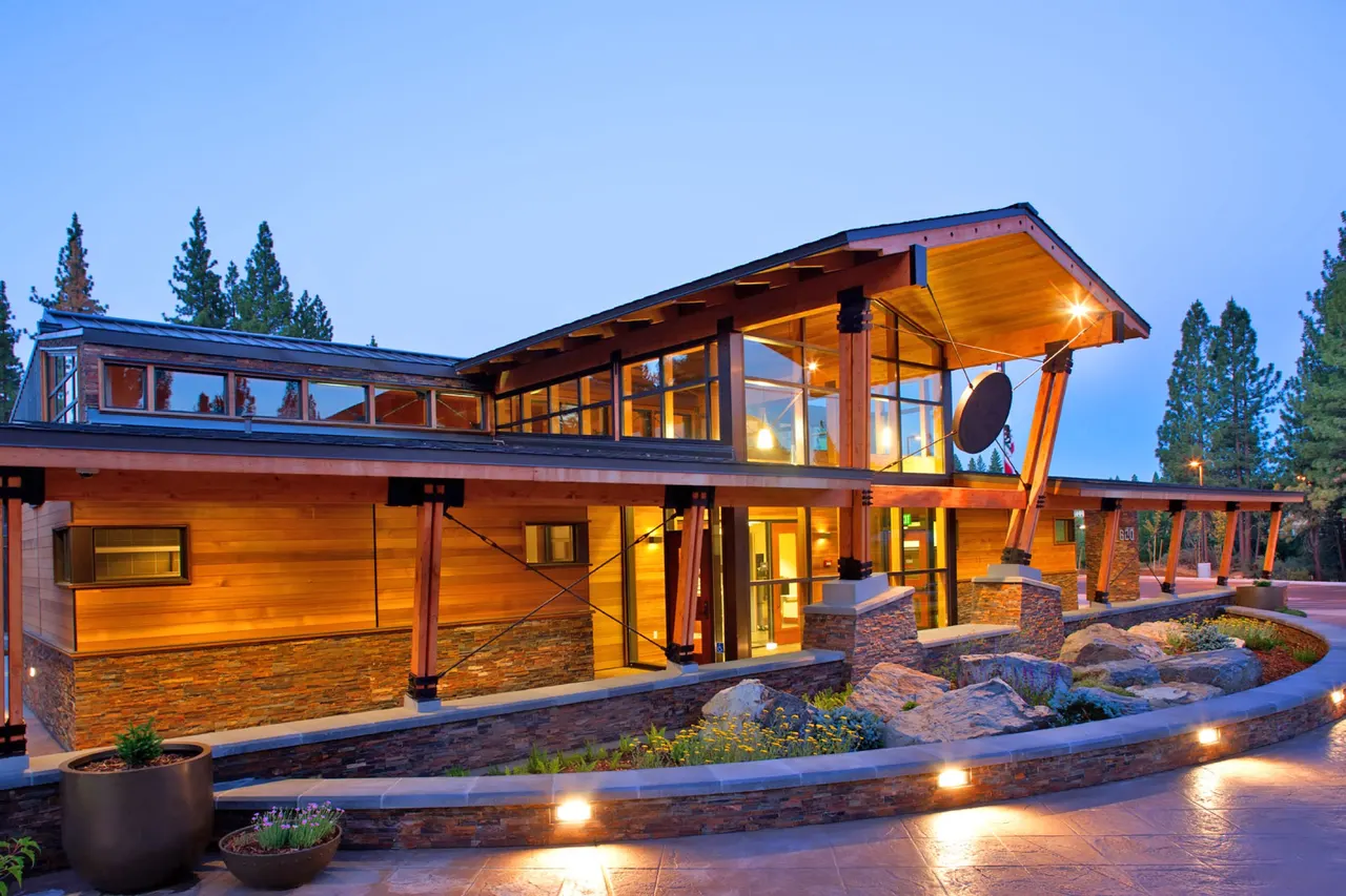 Plumas-Sierra Regional Courthouse, Portola, CA | photograph by Ed Asmus