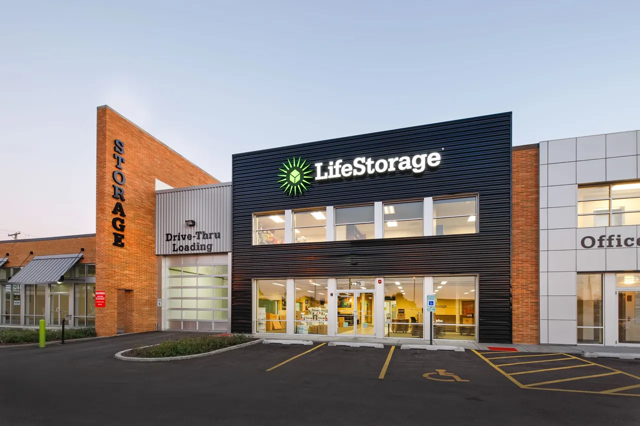 Life Storage, Chicago, IL | photograph by Ed Asmus