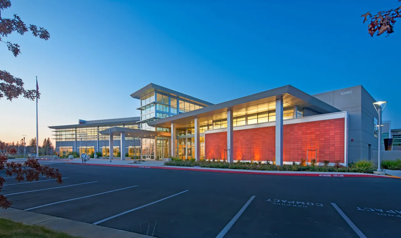 Sacramento Sewer District Offices, Sacramento, CA. Williams + Paddon Architects | photograph by Ed Asmus