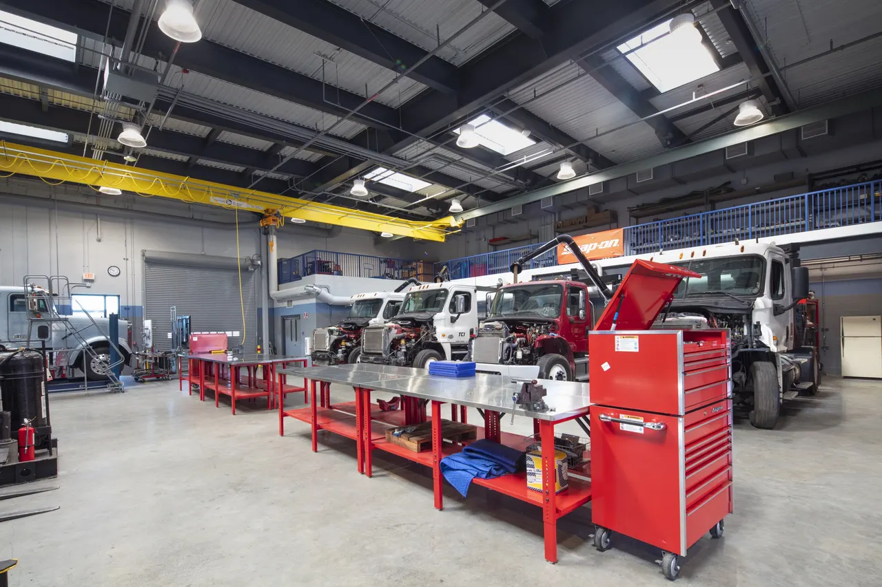 College of Alameda Transportation Technology Center, Alameda, CA | photograph by Ed Asmus